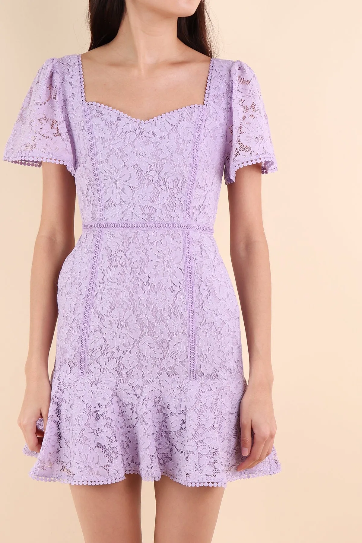 BONJOUR SLEEVE LACE DRESS IN LILAC