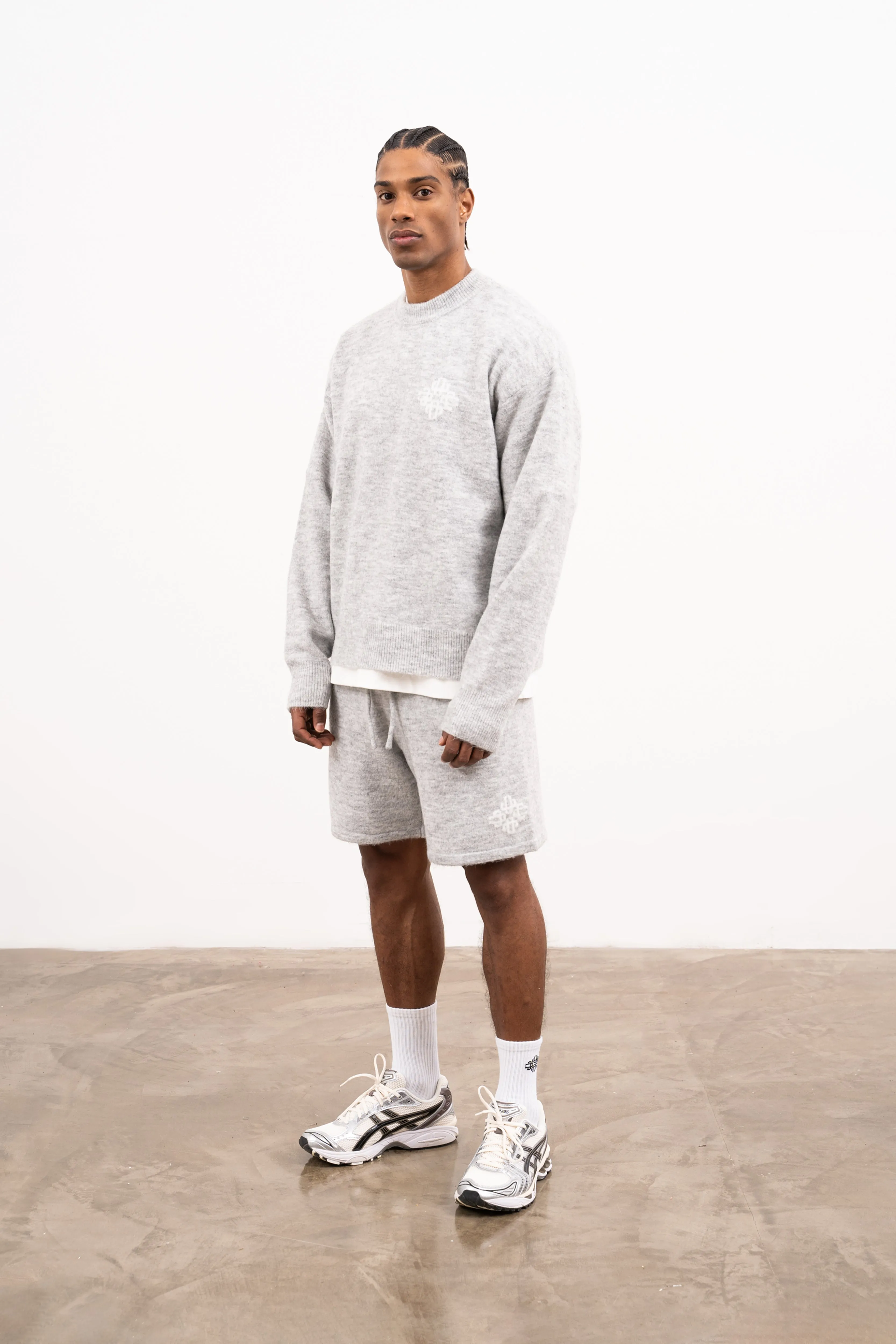 LIGHTWEIGHT FLUFFY KNIT EMBLEM CREW - GREY MARL